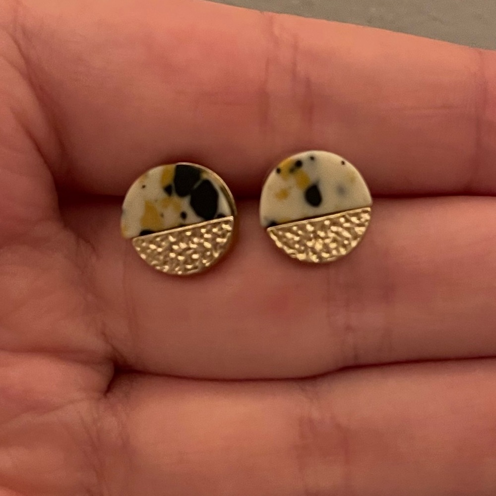 Post bad stone and metal studs